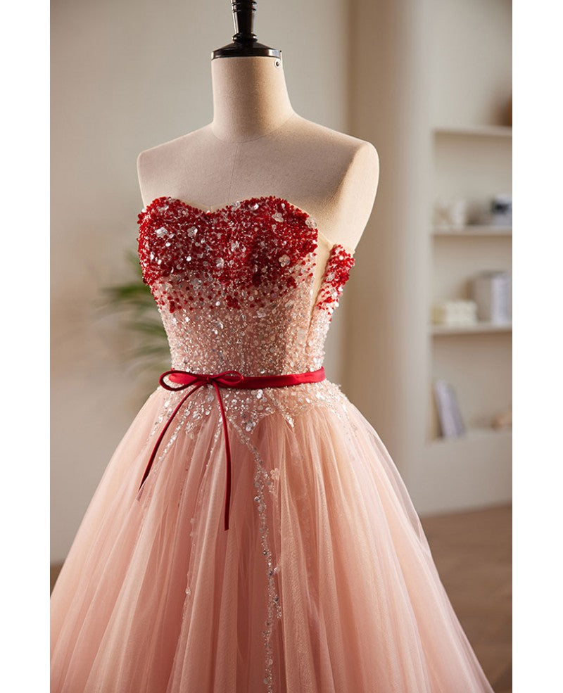 Elegante e dolce abito da ballo in cipria con perline e paillettes, spalle scoperte, maniche corte, fard in cipria, abito da sera in tulle a forma di A, senza schienale e lungo fino ai piedi.